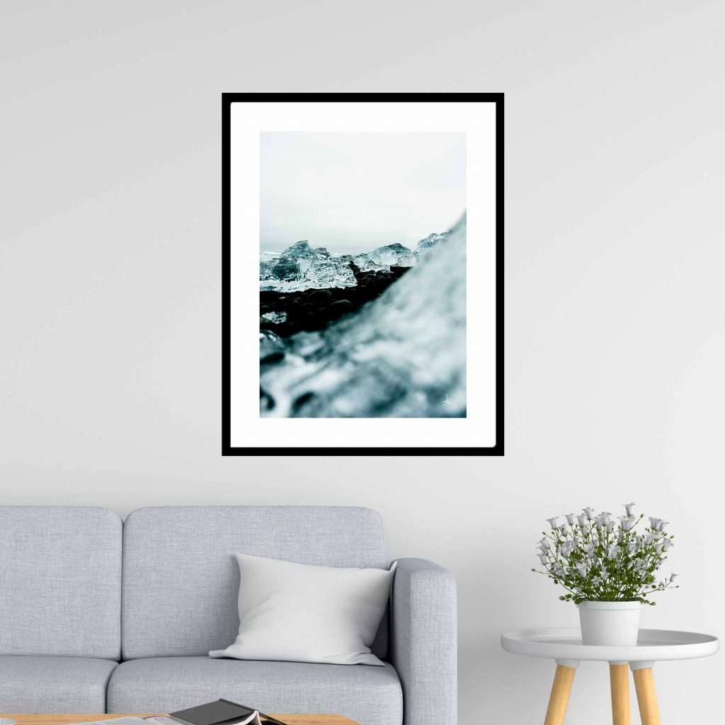Tirage encadré "Diamants" glace de Diamond Beach dans un salon - Aymeric Picot, photographe