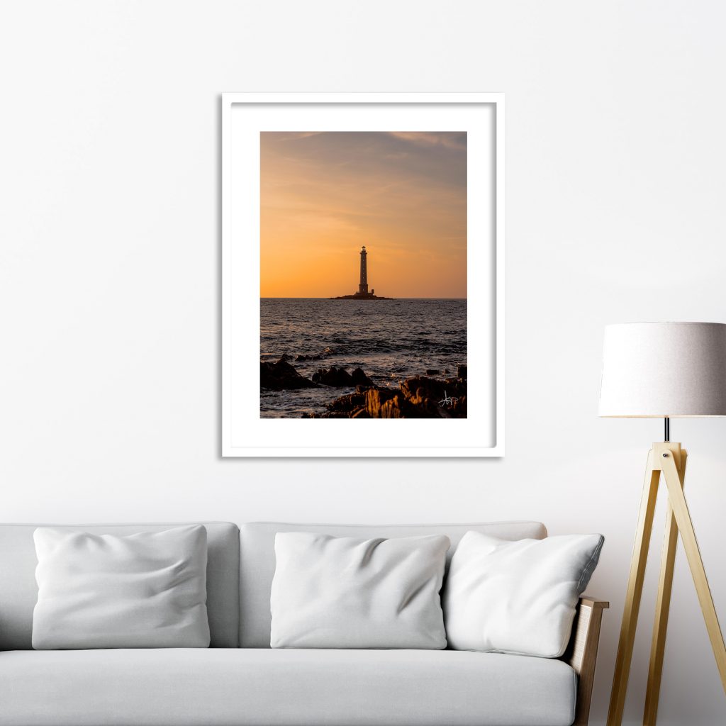 Tirage encadré "Veille dorée" du phare de Goury dans un salon - Aymeric Picot, photographe
